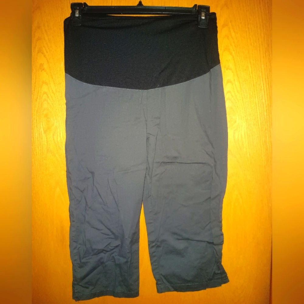 Women's size medium,  Valia maternity capri pants